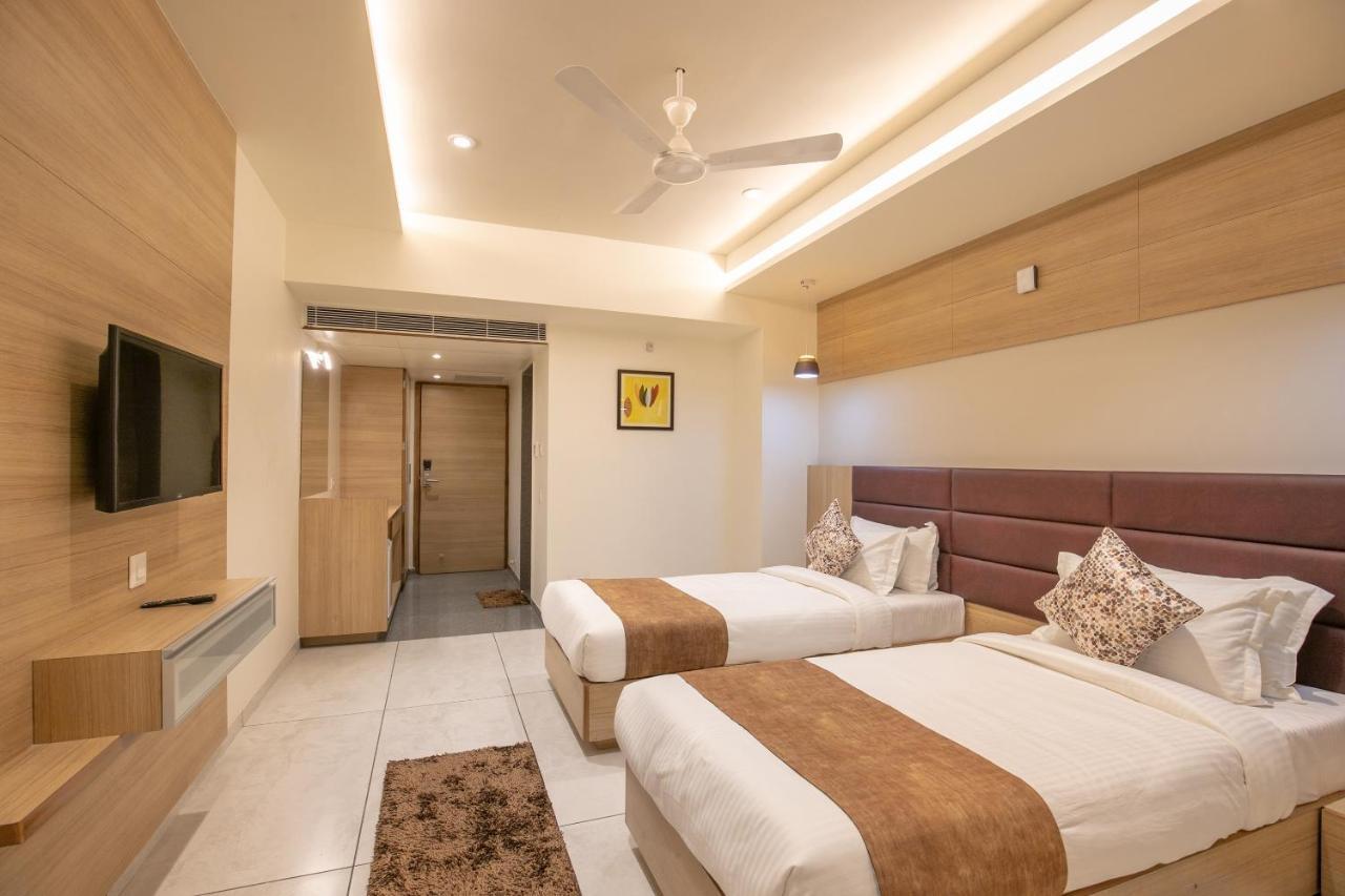 Hotel Silvera Grand Ahmedabad Luaran gambar