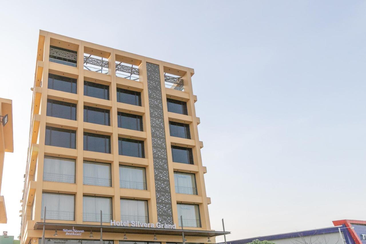 Hotel Silvera Grand Ahmedabad Luaran gambar