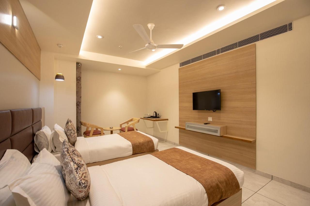 Hotel Silvera Grand Ahmedabad Luaran gambar