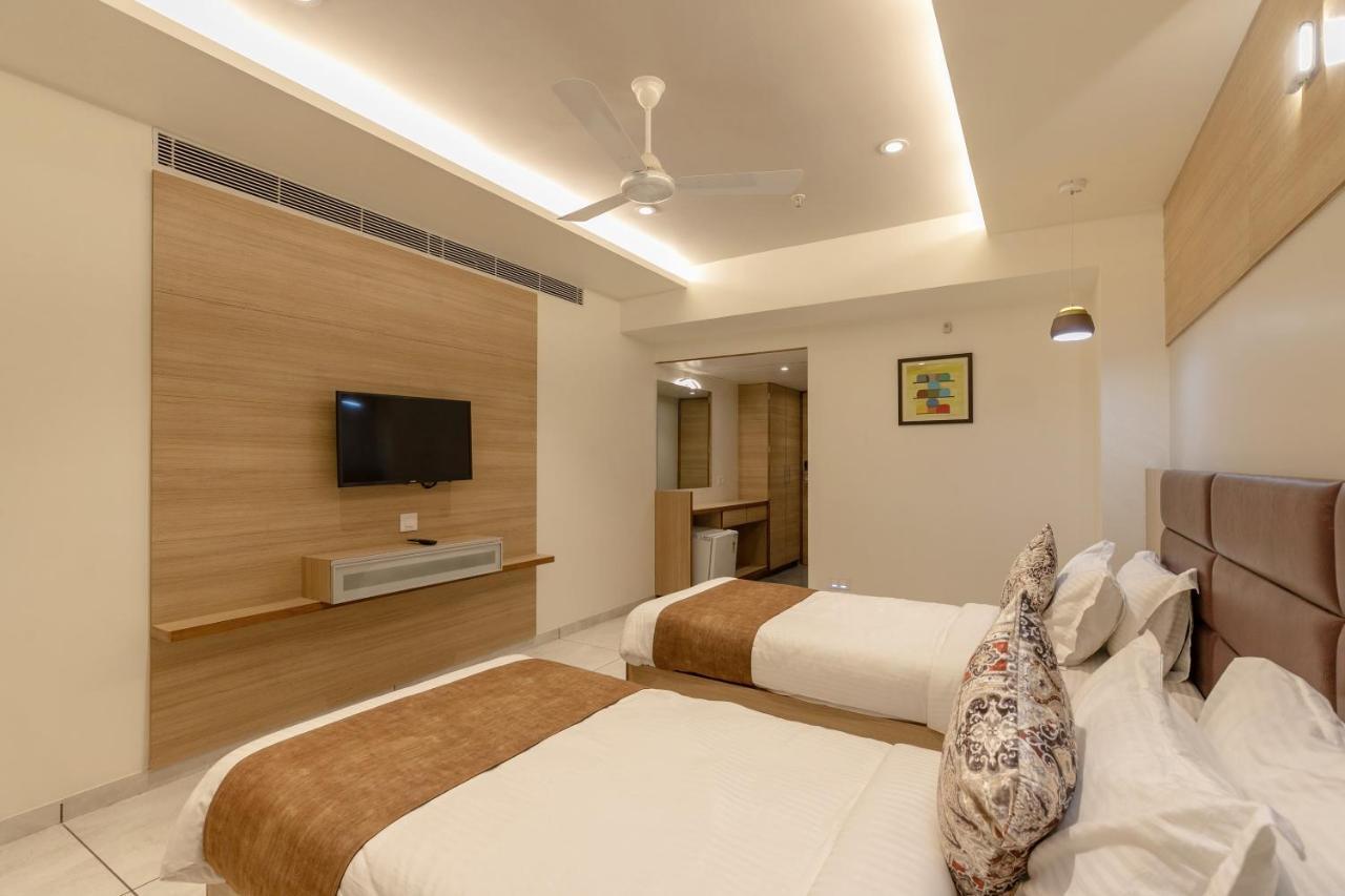 Hotel Silvera Grand Ahmedabad Luaran gambar