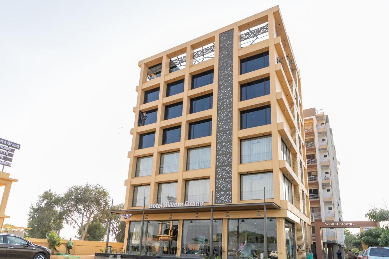 Hotel Silvera Grand Ahmedabad Luaran gambar