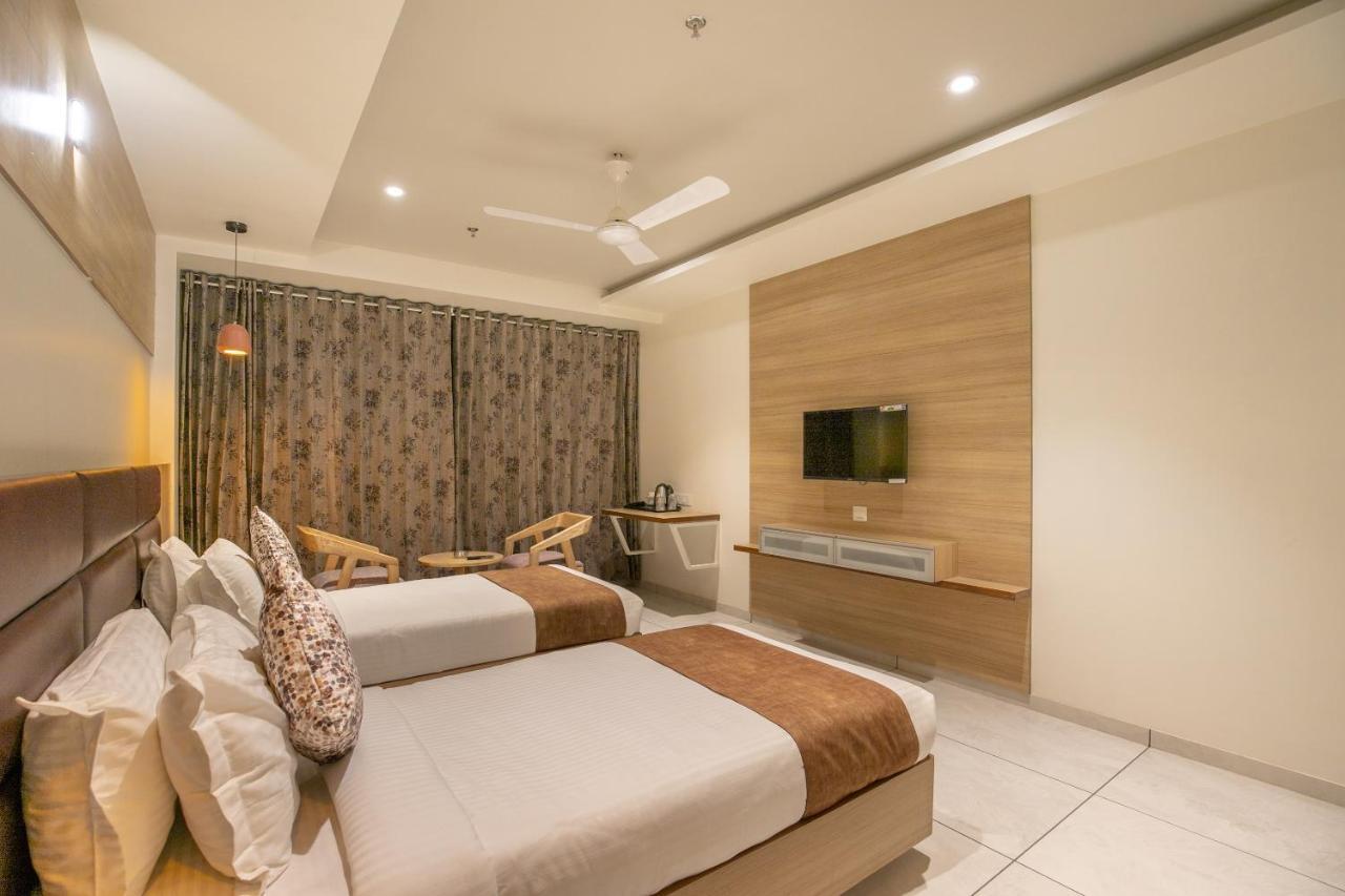 Hotel Silvera Grand Ahmedabad Luaran gambar
