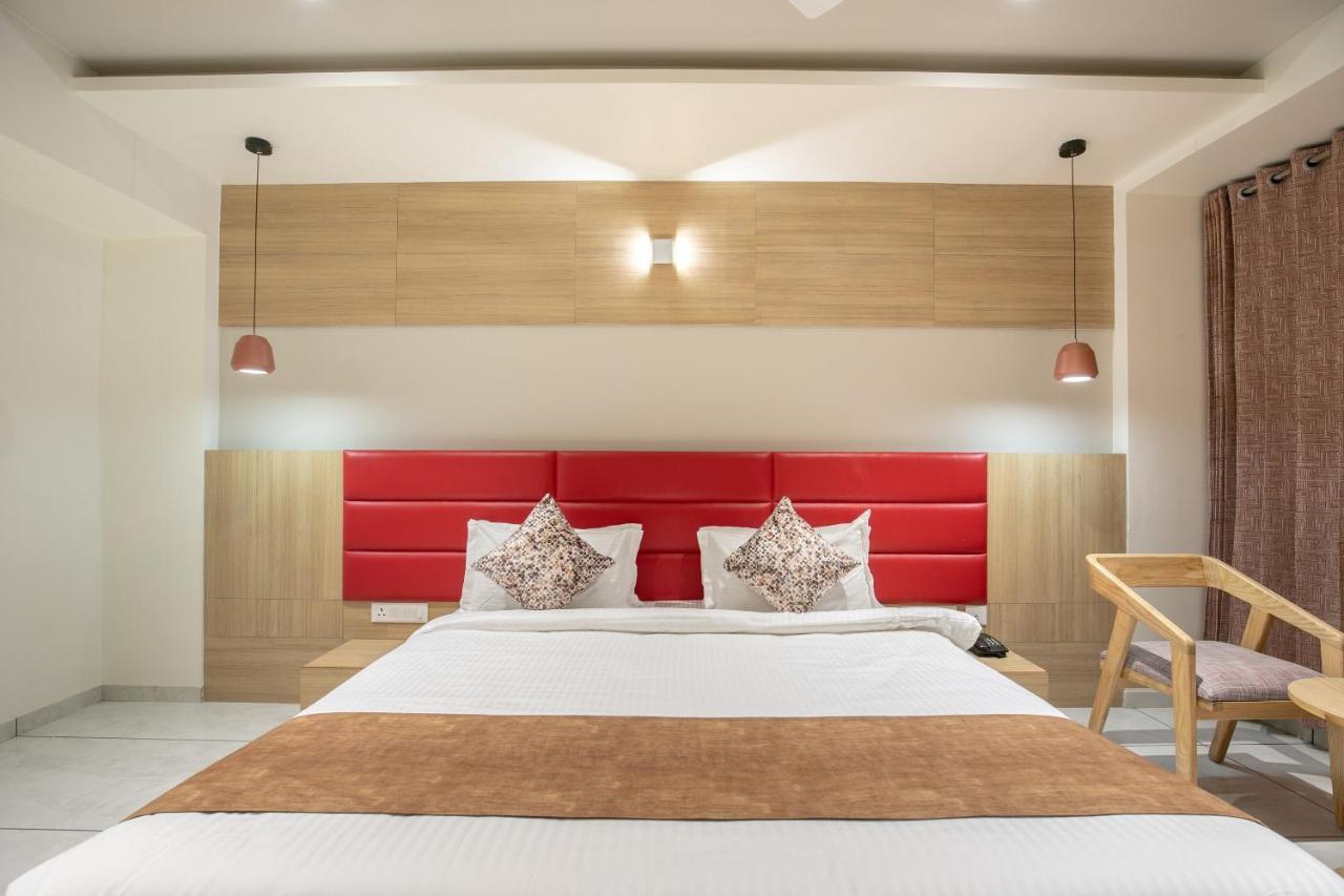 Hotel Silvera Grand Ahmedabad Luaran gambar