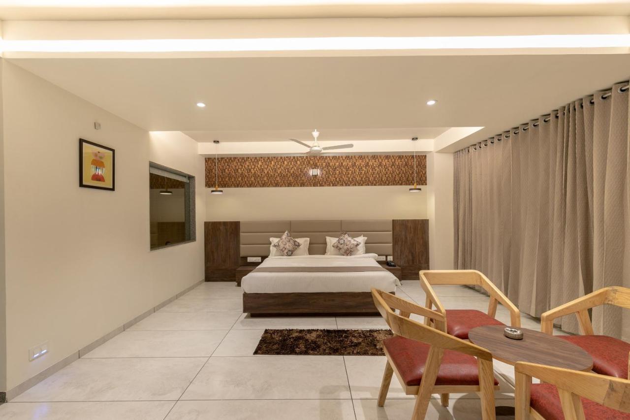 Hotel Silvera Grand Ahmedabad Luaran gambar