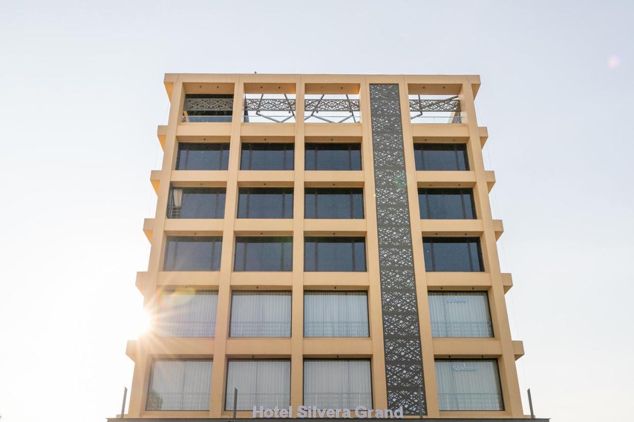 Hotel Silvera Grand Ahmedabad Luaran gambar