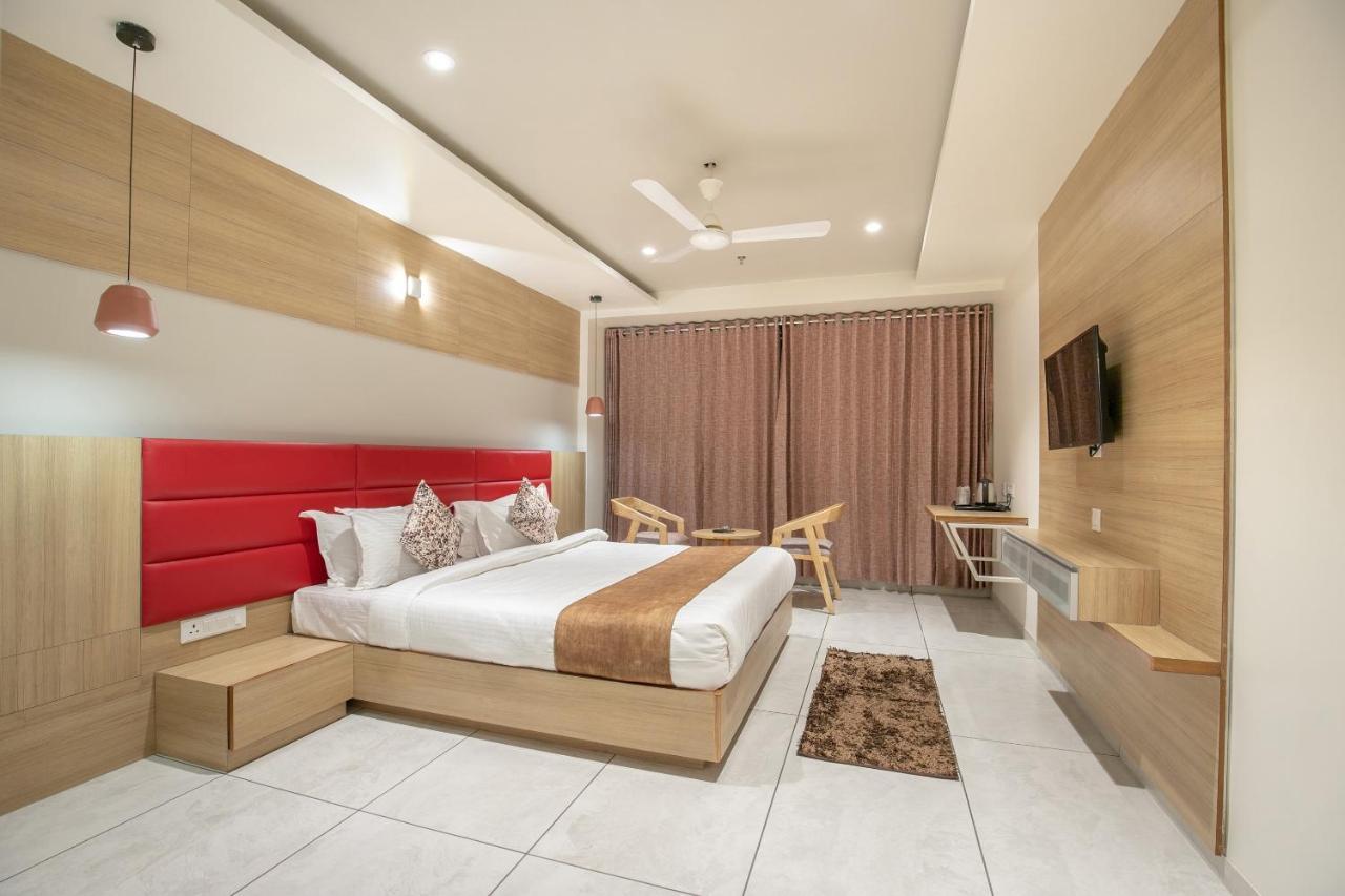 Hotel Silvera Grand Ahmedabad Luaran gambar
