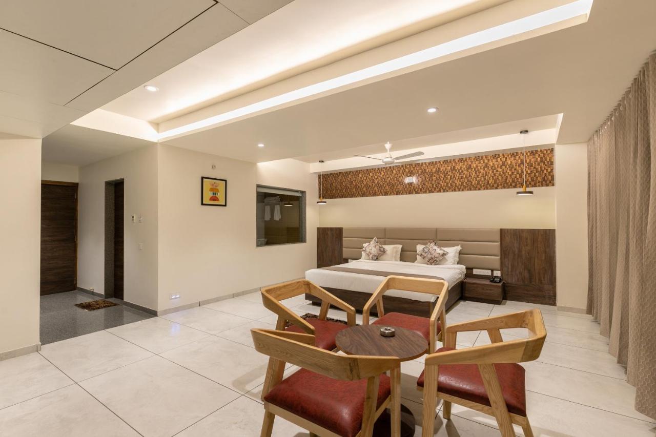 Hotel Silvera Grand Ahmedabad Luaran gambar