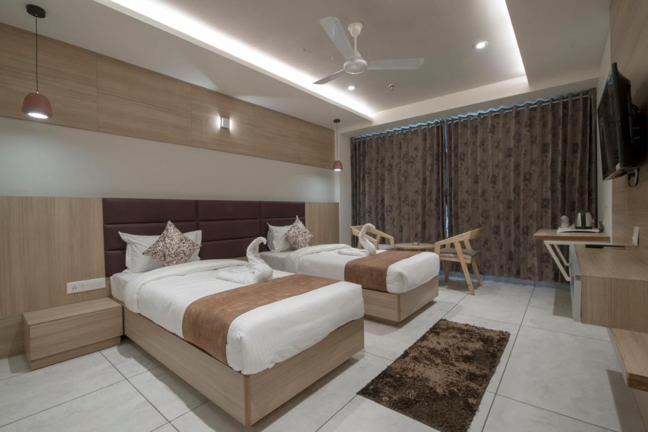 Hotel Silvera Grand Ahmedabad Luaran gambar