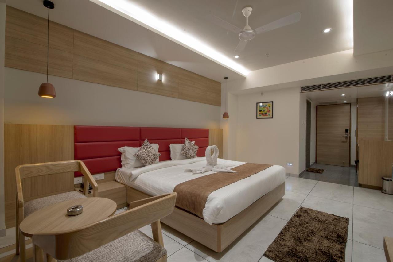 Hotel Silvera Grand Ahmedabad Luaran gambar
