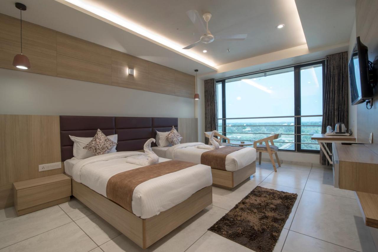 Hotel Silvera Grand Ahmedabad Luaran gambar