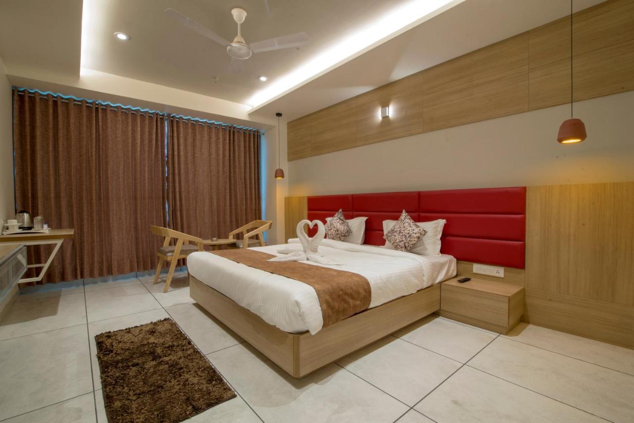 Hotel Silvera Grand Ahmedabad Luaran gambar