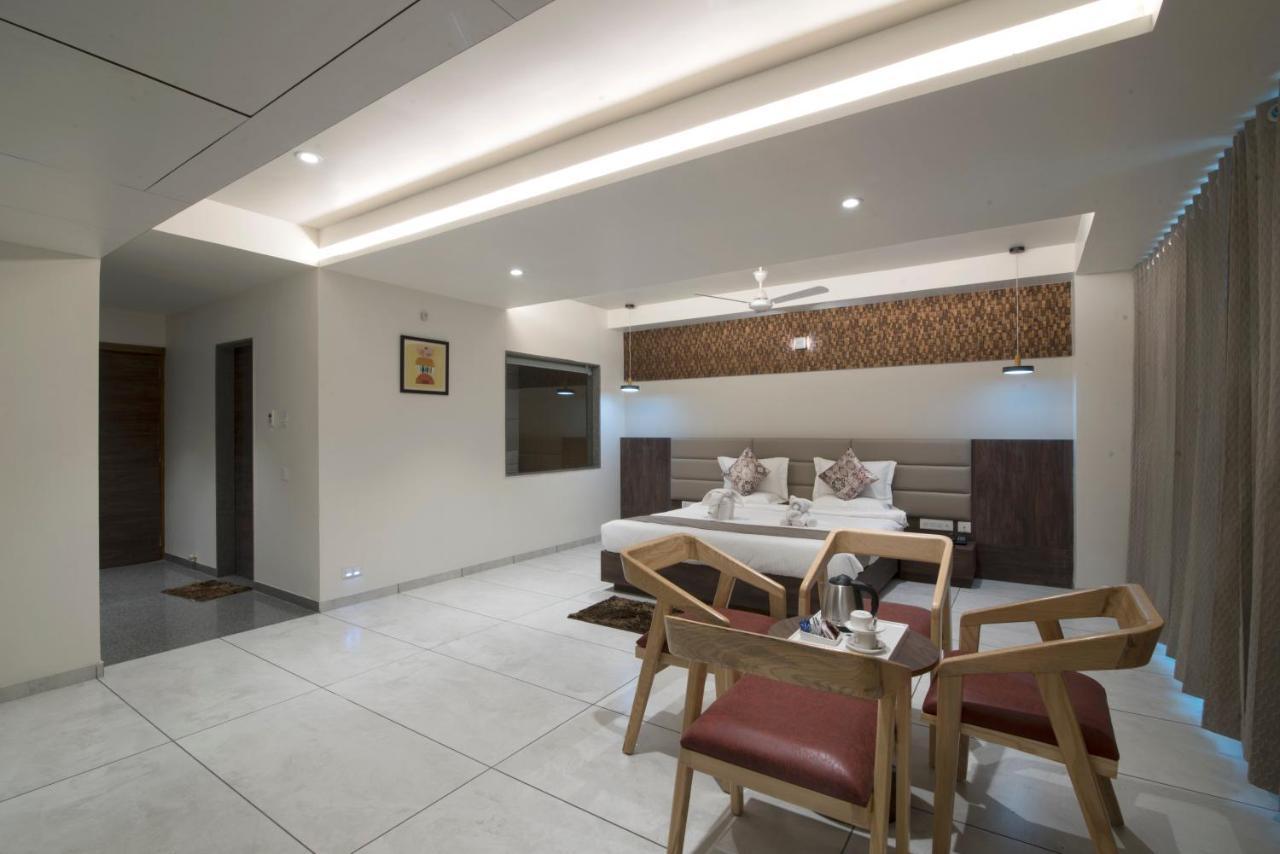 Hotel Silvera Grand Ahmedabad Luaran gambar