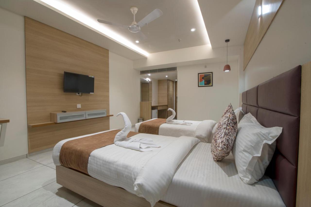 Hotel Silvera Grand Ahmedabad Luaran gambar