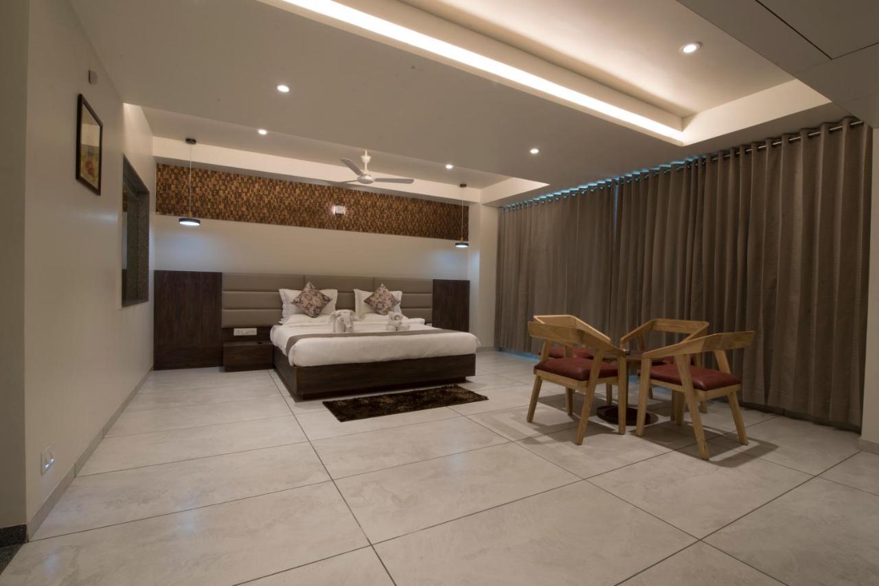 Hotel Silvera Grand Ahmedabad Luaran gambar
