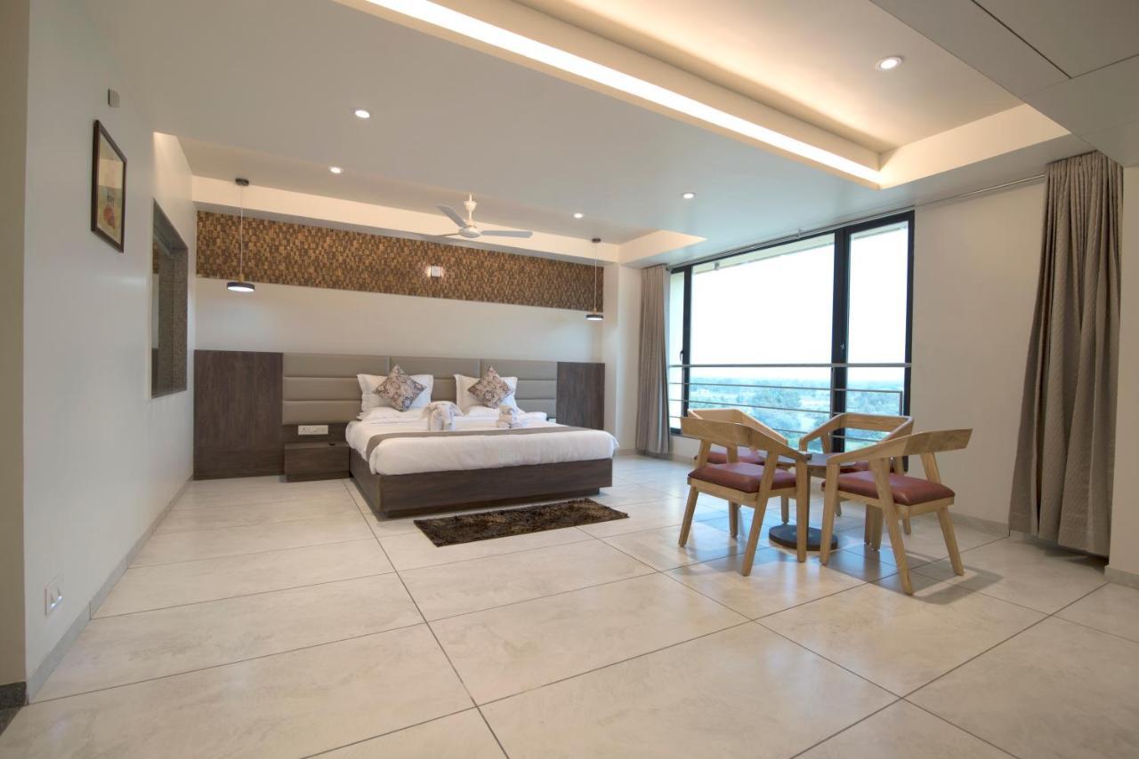 Hotel Silvera Grand Ahmedabad Luaran gambar