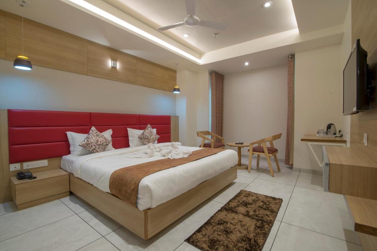 Hotel Silvera Grand Ahmedabad Luaran gambar