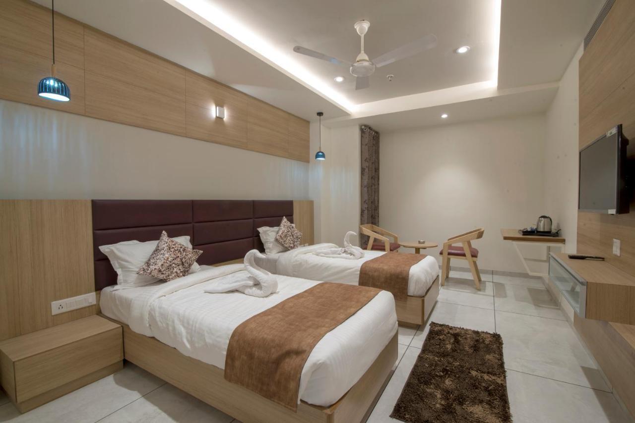 Hotel Silvera Grand Ahmedabad Luaran gambar